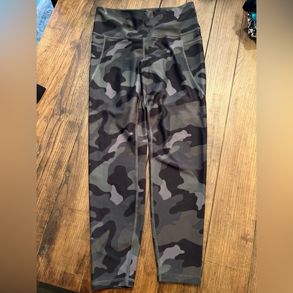 Old Navy Pants - Old Navy Active Camo Cropped Leggings Sz L Squatproof EUC 7/8 length